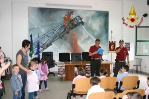 Scuole in visita al comando dei Vigili del Fuoco di Crotone (7)