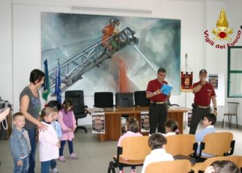 Scuole in visita al comando dei Vigili del Fuoco di Crotone