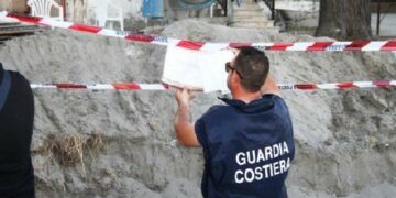 Abusivismo, sequestrata area su arenile a Strongoli
