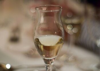 Bevanda alcolica cinese venduta per grappa a Crotone