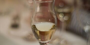 Bevanda alcolica cinese venduta per grappa a Crotone