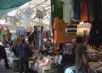 Stop al mercatino quindicinale a Ciro’ Marina, arriva l’ordinanza