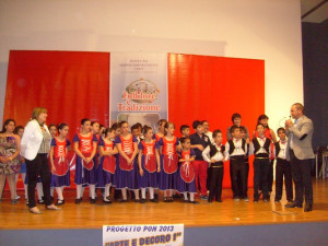 Gruppo Folkloristico con sindaco e dirigente