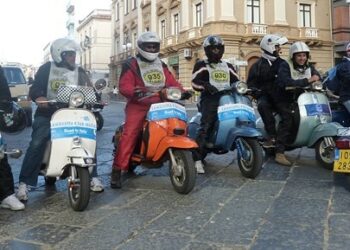 ‘Giro dei Tre Mari’, un successo la tappa crotonese in vespa