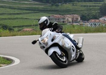 Suzuki Hayabusa Gsx-R1300: in sella alla supermoto da 200 cavalli