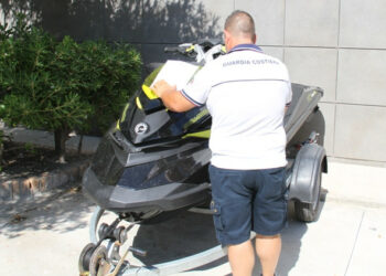 Navigava senza patente con acquascooter, mezzo sequestrato e multa di 2754 euro