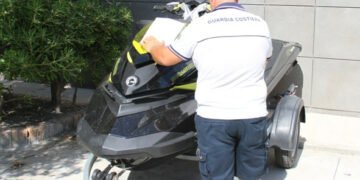 Navigava senza patente con acquascooter, mezzo sequestrato e multa di 2754 euro