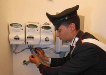 Truffe e furti di energia elettrica, imprenditore arrestato e 5 commercianti denunciati