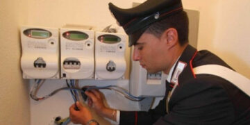 Truffe e furti di energia elettrica, imprenditore arrestato e 5 commercianti denunciati
