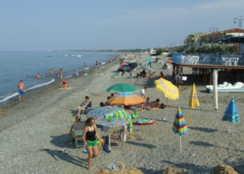 Crucoli, lavori di ripristino dell’impianto docce sulla spiaggia di Torretta