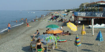 Crucoli, lavori di ripristino dell’impianto docce sulla spiaggia di Torretta