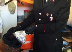 Deteneva dosi di 'marijuana' e il contatore della luce manomesso