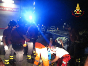 Donna perde il controllo dell'auto, volo di 7metri (1)