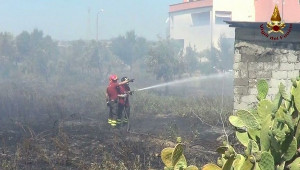 Incendio in loc. Margherita a Crotone (3)