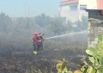 Incendio in loc. Margherita, fiamme avvolgono proprieta’ privata