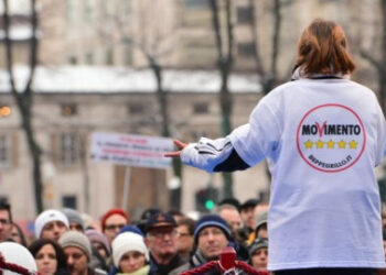 M5S sul lungomare di Crotone per dire No ai privilegi e alle spese inutili
