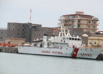 Il pattugliatore ‘Alfredo Peluso’ nel porto di Crotone