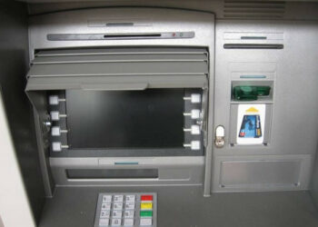 Sportello Postamat Isola aperto soltanto di mattina, disagi ai cittadini