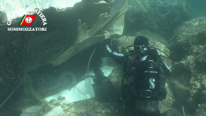Sommozzatori Guardia Costiera ripuliscono i fondali dell'area marina di Isola Capo Rizzuto (3)