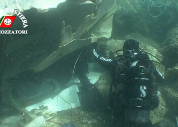 Sommozzatori Guardia Costiera ripuliscono i fondali dell’area marina