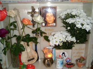 Tomba Rino Gaetano con ukulele