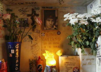 Profanata la tomba di Rino Gaetano a Roma