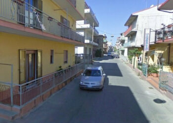 Via Tirone: strada senza marciapiedi, pedoni rischiano troppo