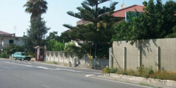 Uomo di Ciro’ Marina si finge tecnico Enel, rischia il linciaggio