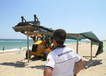 Abusivismo, abbattute 20 freschiere sulla spiaggia di Strongoli