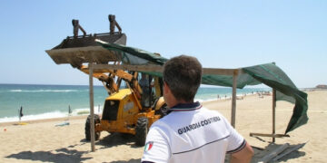 Abusivismo, abbattute 20 freschiere sulla spiaggia di Strongoli