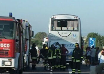 Scontro camion-autobus su SS106 a Villapiana, 12 feriti e due morti il bilancio