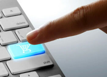 Soldi sottratti agli enti pubblici per fare shopping su internet, 4 arresti