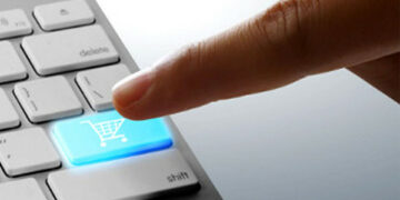 Soldi sottratti agli enti pubblici per fare shopping su internet, 4 arresti