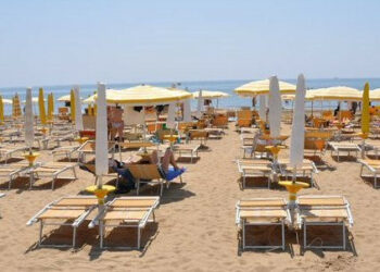 Pulizia spiagge Ciro’ Marina, lavori affidati all’Organizzazione Europea Vigili del Fuoco