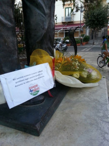 Deposti fiori e targa alla statua Rino Gaetano a Crotone (2)