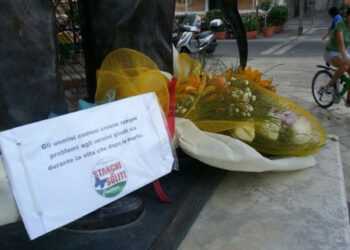 Furto alla tomba di Rino, deposti fiori e targa alla statua di Crotone