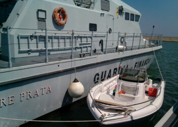 Era a bordo di motoscafo rubato, denunciato