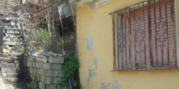 Fogna a cielo aperto nel centro storico in zona “Salto del Savuto” e “Case nuove”