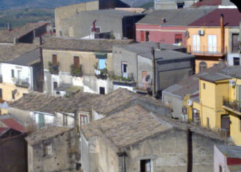 Auto parcheggiata sotto casa rubata nella notte a Ciro’