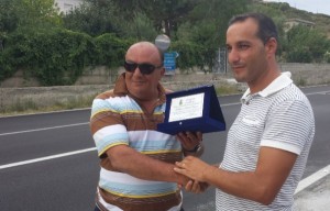 Michele Laurenzano consegna targa a Michele Polimeni