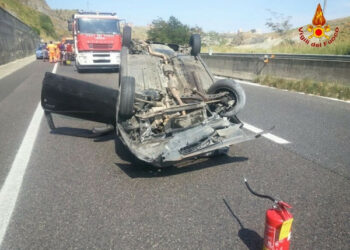 Perde il controllo dell’auto e finisce contro un muro