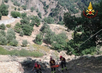 Auto finisce in una scarpata, un morto