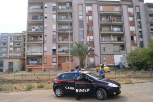 Spacciava cocaina e marijuana in casa, arrestato 24enne