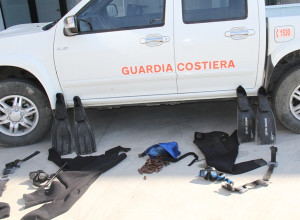 Trovati con 2,5 chili di datteri di mare, tre denunce