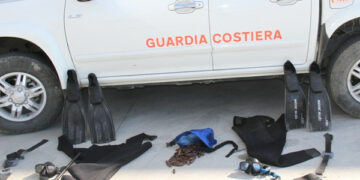 Trovati con 2,5 chili di datteri di mare, tre denunce