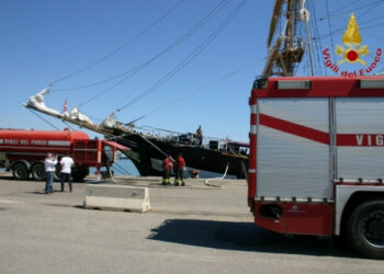 Assistenza dei Vvf di Crotone alla nave Palinuro
