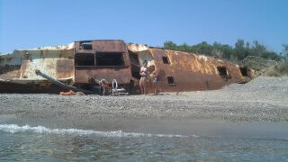 Rifiuti in mare in zona Marinella