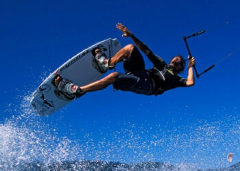 In difficolta’ con il kitesurf, turista salvato a Ciro’ Marina