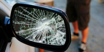 Specchietto rotto, occhio alla truffa a Ciro’ Marina