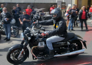 Guzzi, migliaia di "fan" invadono Mandello e visitano lo stabilimento